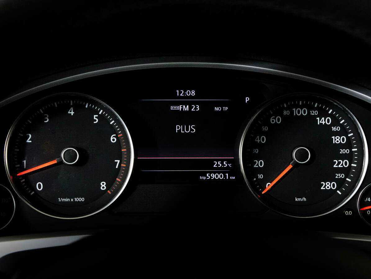 Б/У Фольксваген Туарег 2012 года. Фото: #14